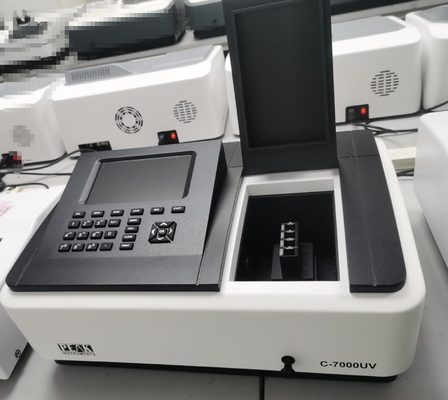 Labortests mit einem sichtbaren Spektrophotometer mit einer Genauigkeit von ±0,3 nm und einer Bandbreite von 2 nm